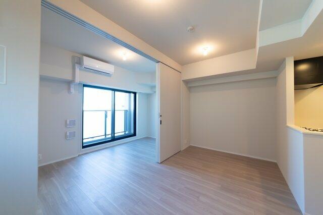 216000