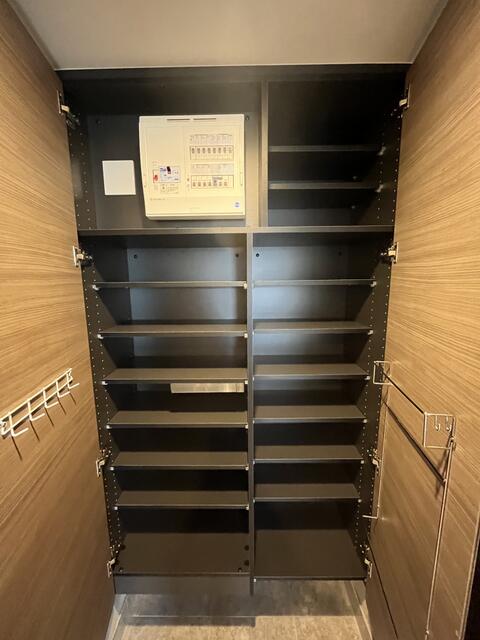 268000