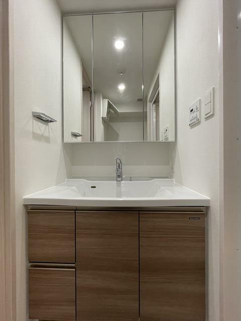 256000