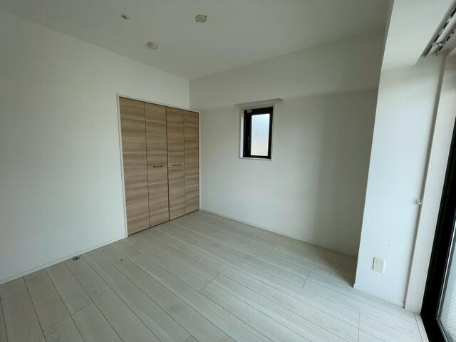 245000