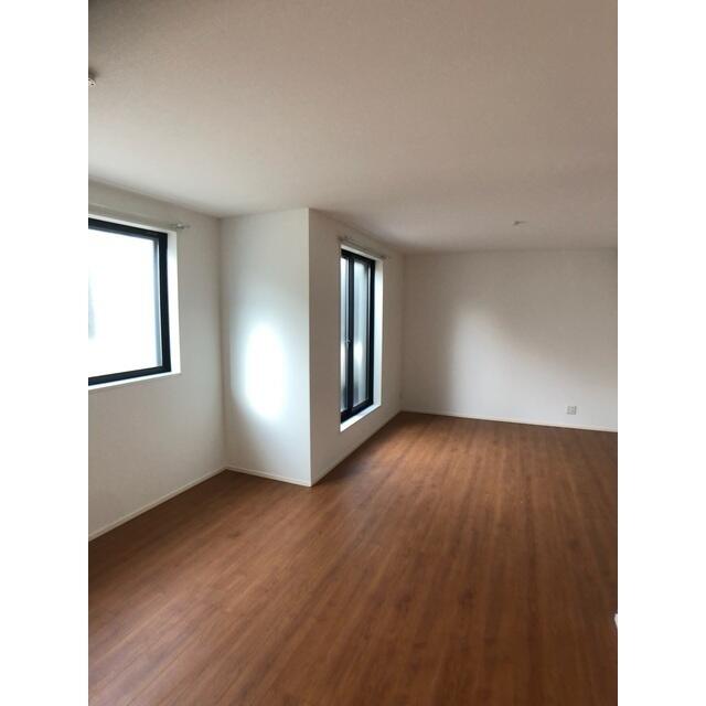302000