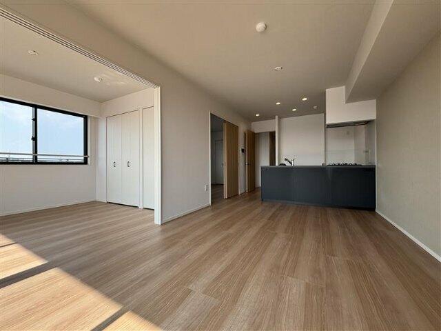 303000