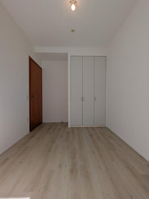 230000