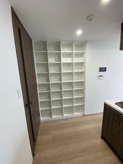 256000