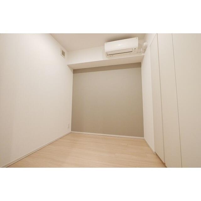 282000