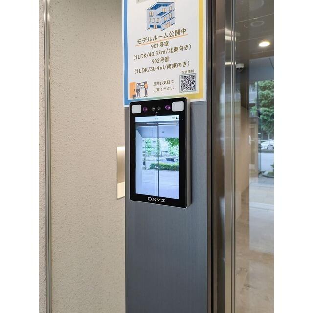 298000