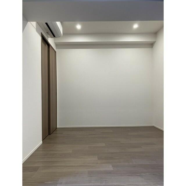 405000