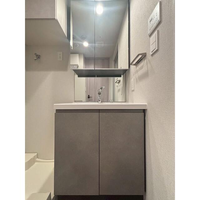 307000