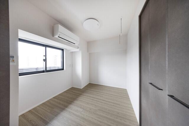 256000