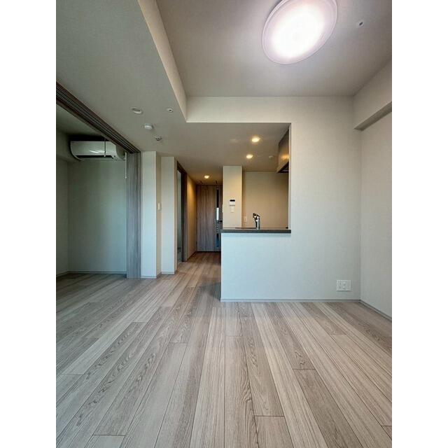 303000