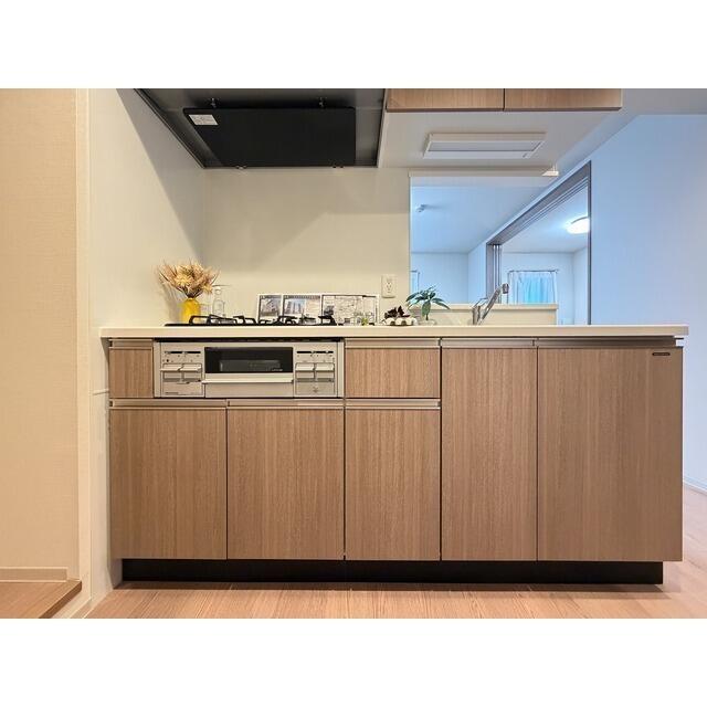 254000