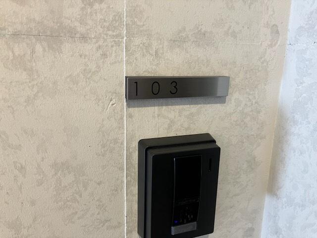 157000