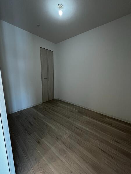 185000