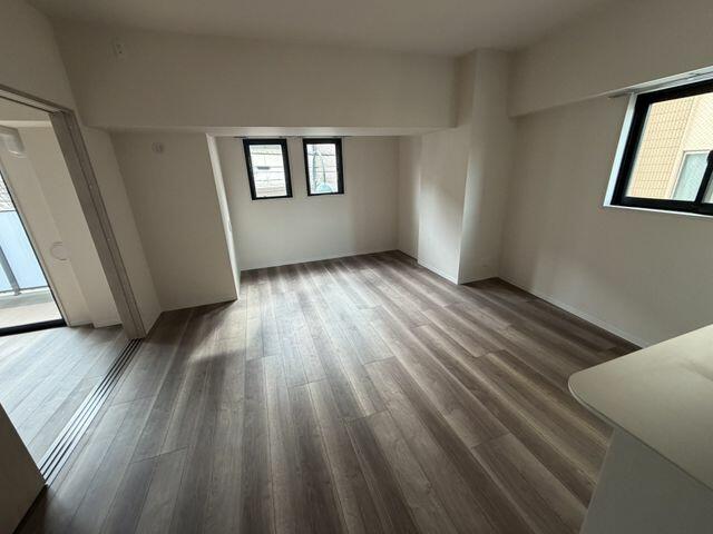 232000