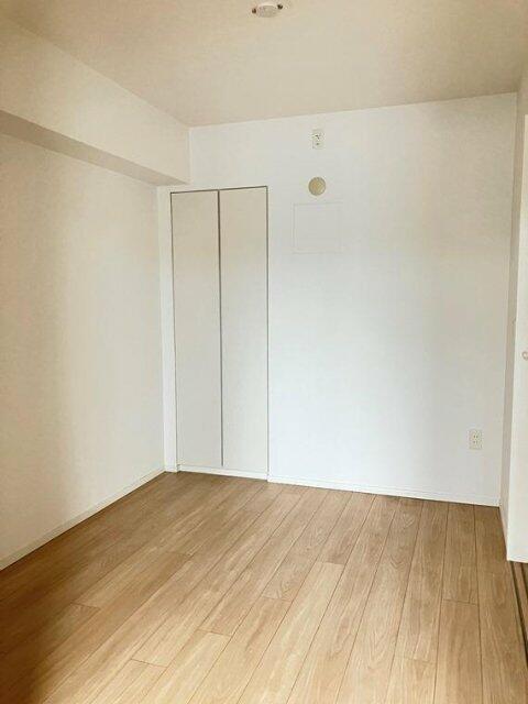 234000