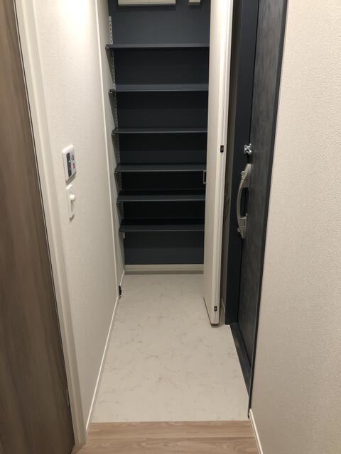 257000