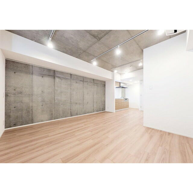 272000