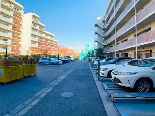 303000