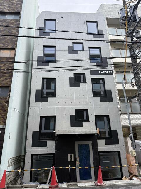 157000
