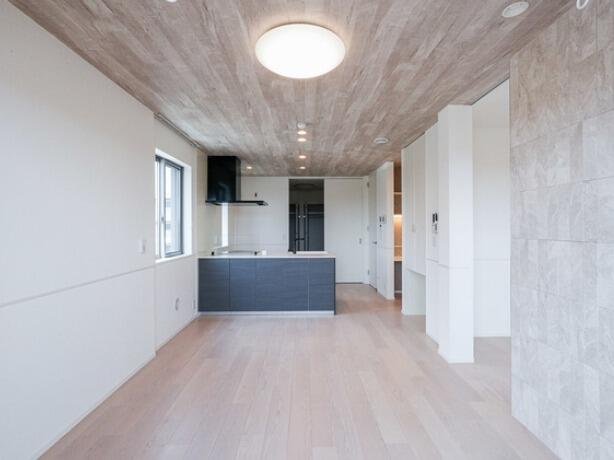 235000
