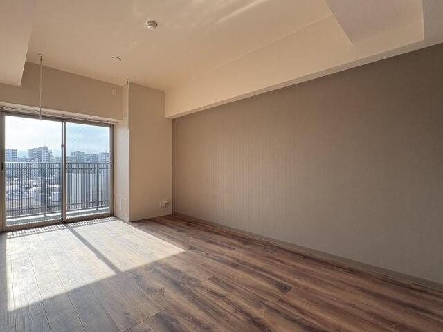 216000