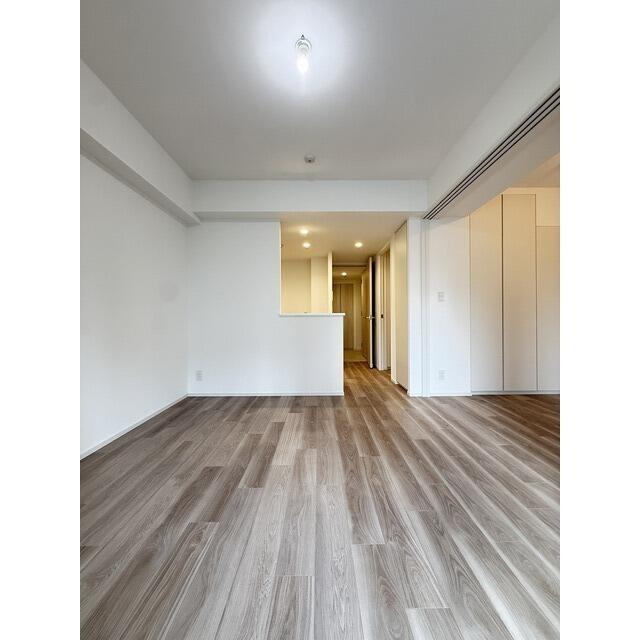 253000
