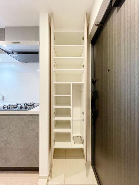 176500