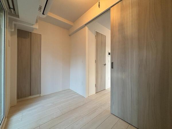 159500