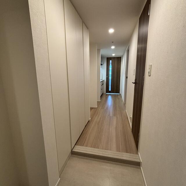 253000