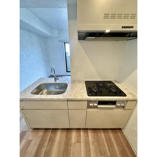 302000