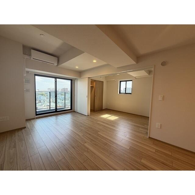 303000