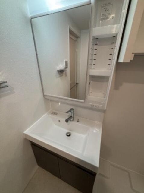 180000