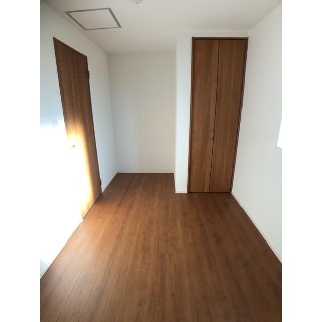 302000