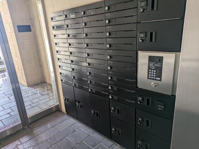 218000