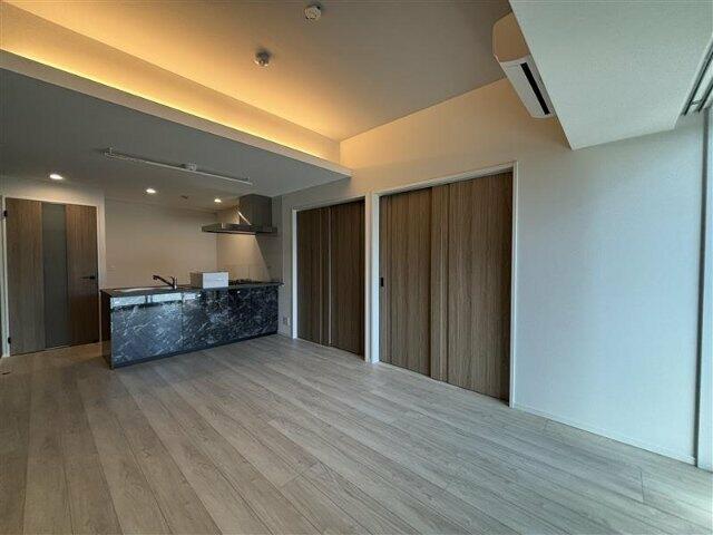 353000