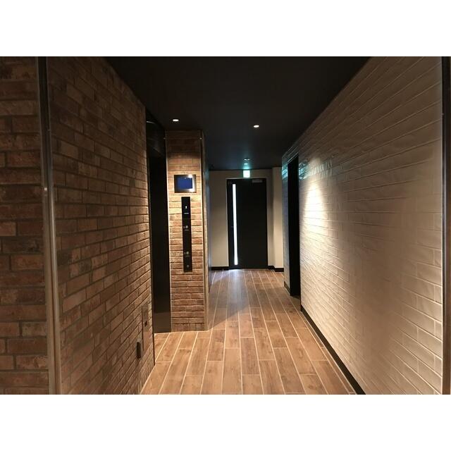 183000