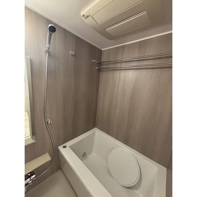 305000