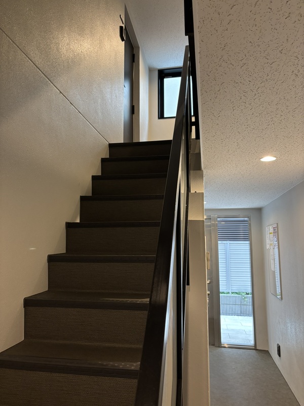 232000