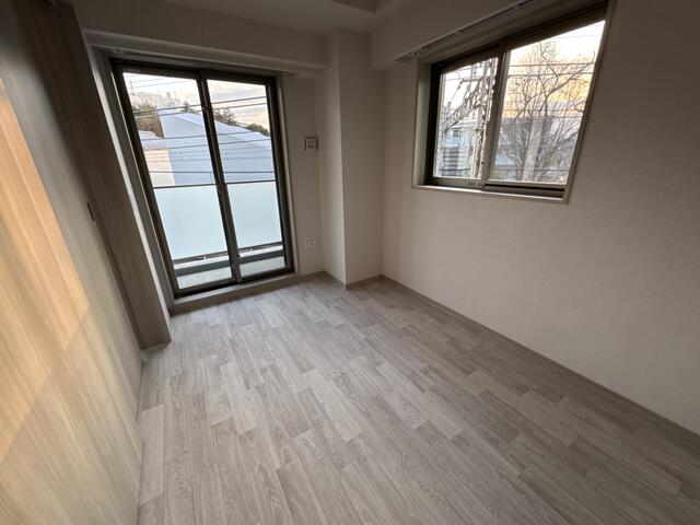 285000