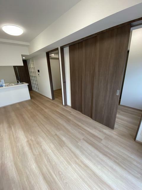 254000