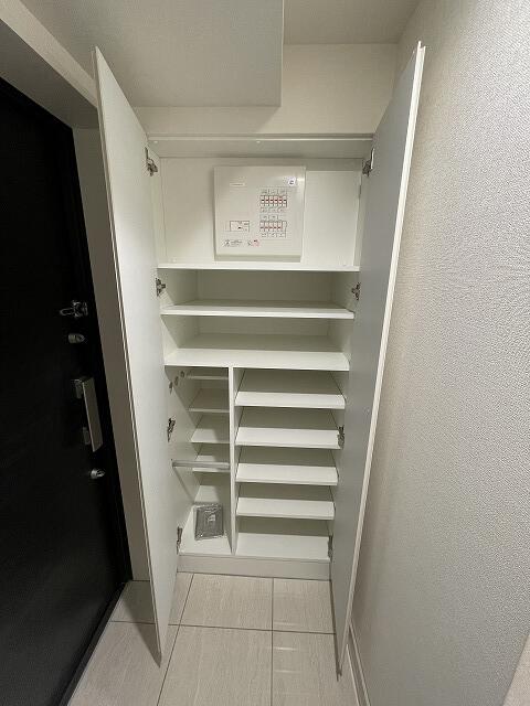 235000