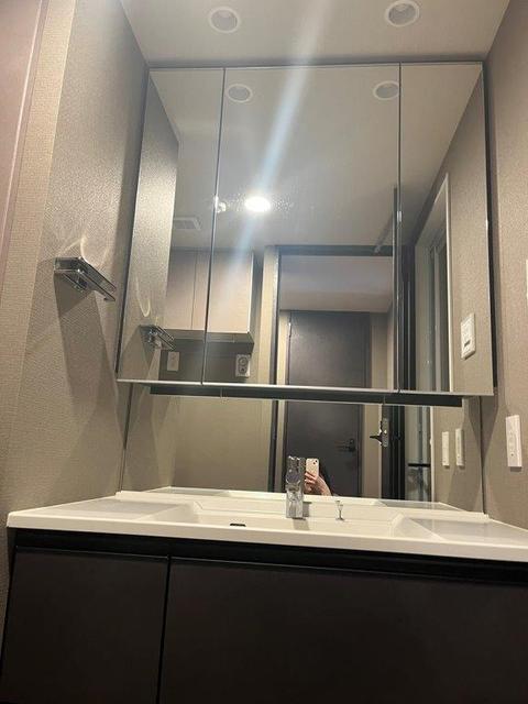 285000
