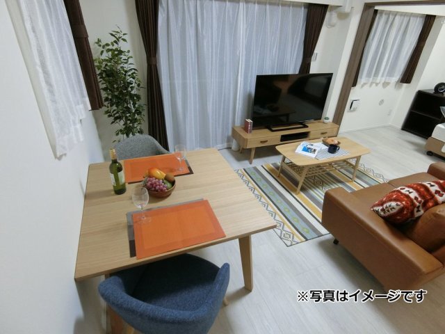 236000
