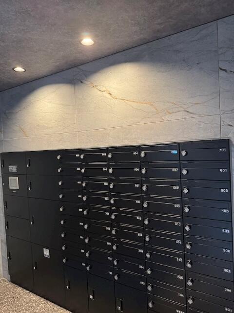 164000