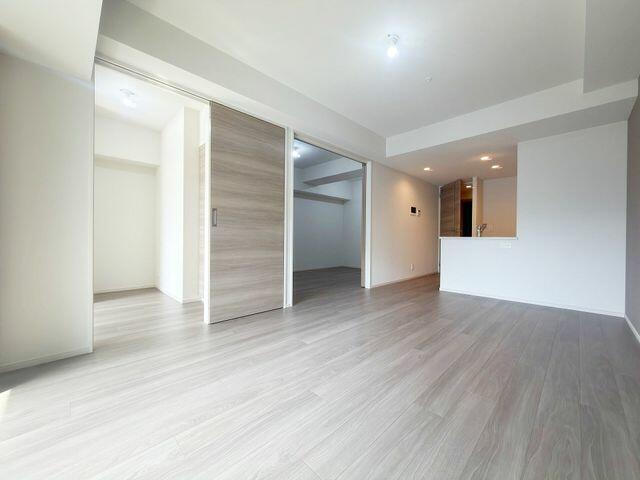311000