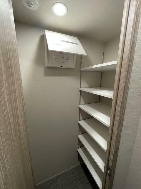 235000
