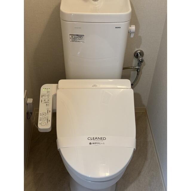 445000