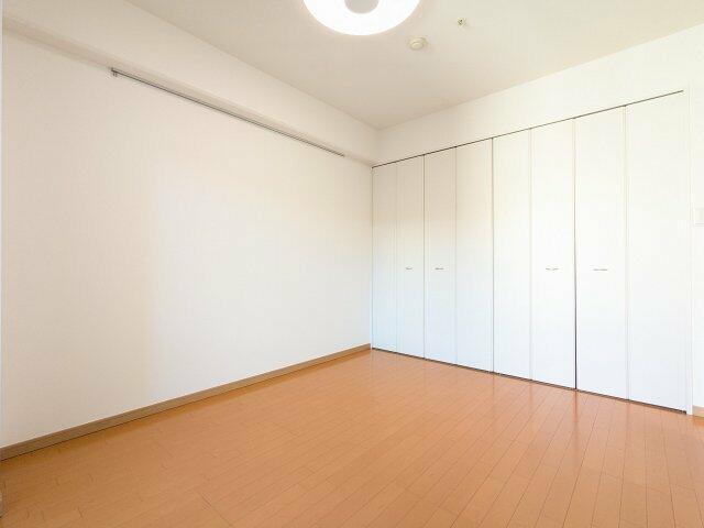 356000