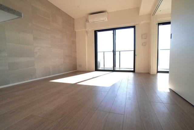 296000