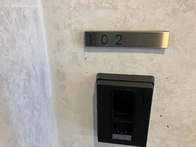157000